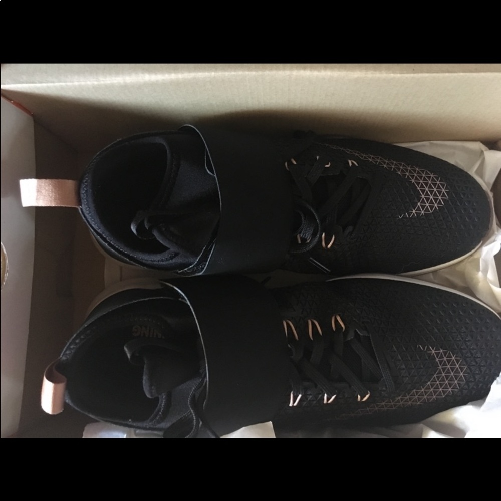 WMNS Nike AIR ZOOM STRONG